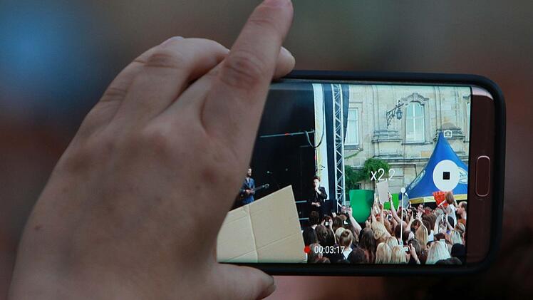Umjubelter Auftritt: Michael Patrick Kelly fasziniert im ausverkauften Schlosshof von Tambach. Foto: Jochen Berger