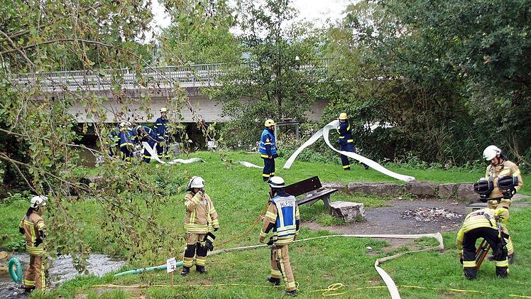 Feuerwehrleute trainieren ihre Fähigkeiten.  Foto: Sebastian Müller