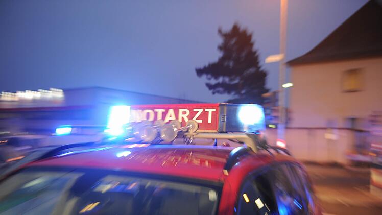 Ein Mann ist vor einem Supermarkt gestürzt und hat sich hierbei so schwer verletzt, dass er später im Krankenhaus verstarb. Symbolfoto: Ronald Rinklef
