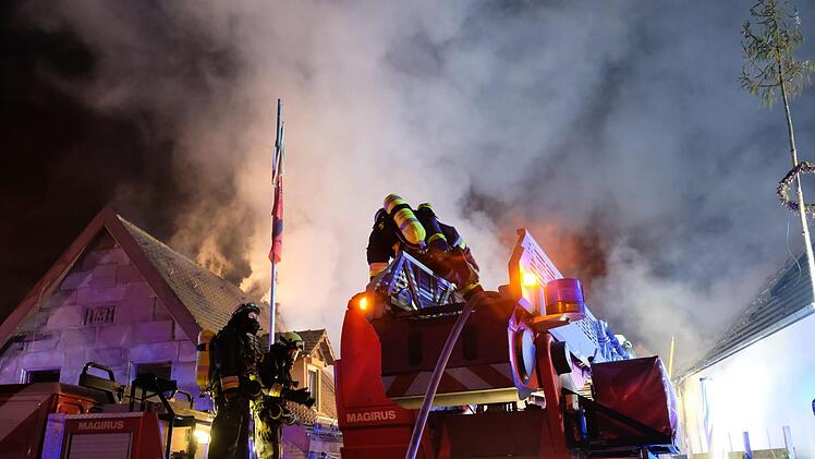 In Nürnberg geriet in der Nacht auf Donnerstag eine Gaststätte in Brand. Die Flammen breiteten sich aus - der Schaden ist enorm. Foto: NEWS5 / Grundmann