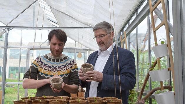 Die umweltfreundlichen Pflanzt&ouml;pfe f&uuml;r die Meinwoody Pflanzsets werden aus Kokosfaser hergestellt. Ozan Durukan und Michael Busch halten eine Version aus Hanffasern in H&auml;nden, die den Vorteil hat, dass der Rohstoff nicht aus &Uuml;bersee kommt.Rainer Lutz