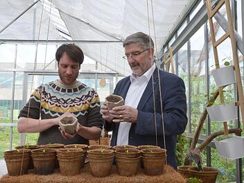 Die umweltfreundlichen Pflanztöpfe für die Meinwoody Pflanzsets werden aus Kokosfaser hergestellt. Ozan Durukan und Michael Busch halten eine Version aus Hanffasern in Händen, die den Vorteil hat, dass der Rohstoff nicht aus Übersee kommt.Rainer Lutz