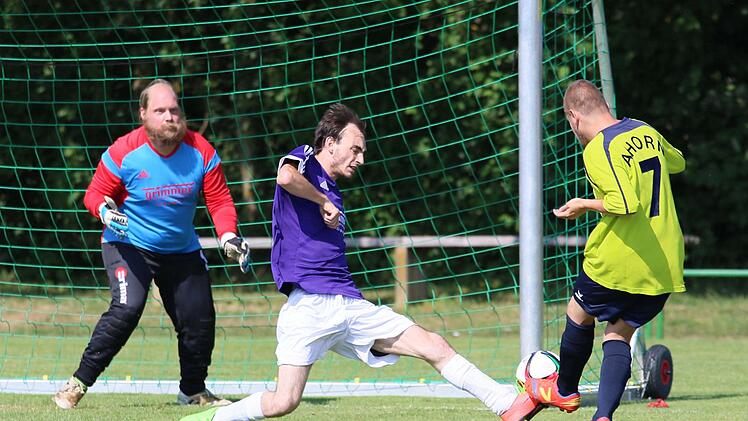 Gerade noch kann der Augsfelder Joshua Gerstner den Ball abfälschen, sodass der Schuss des Ahorners Marcel Fiedler ins Toraus geht. Torwart Sascha Sereda braucht nicht mehr einzugreifen.