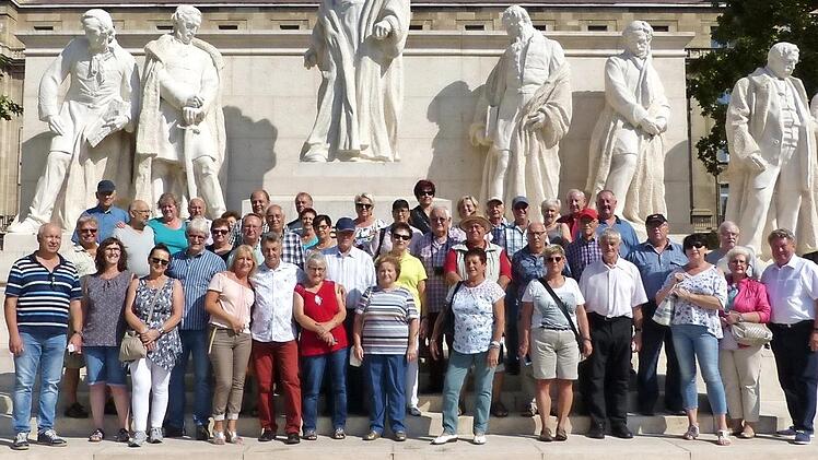 Die oberfränkische Reisegruppe vor dem ungarischen Parlament in Budapest Foto: Klaus-Peter Wulf