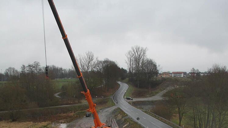 November 2015: Die neue Brücke über den Roten Main entsteht.