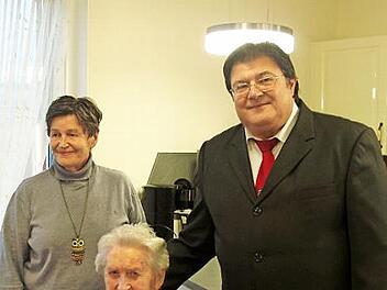 Loni Trebes (vorne, sitzend) feierte ihren 90. Geburtstag. Zu den Gratulanten zählten auch Inge Zinke und Zweiter Bürgermeister Wolfgang Förtsch. Foto: Karl-Heinz Hofmann