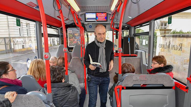 Krimi-Lesung im Stadtbus: Harry Luck bei einer etwas anderen "Öffentlichkeitsarbeit" Fotos: Ronald Rinklef