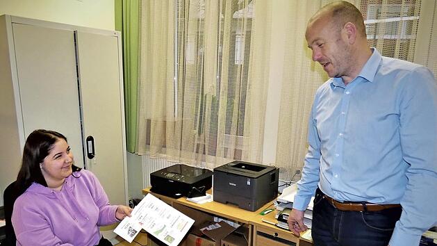 Neub&uuml;rger bekommen k&uuml;nftig im Wirsberger Rathaus Gutscheine, die von der &ouml;rtlichen Gesch&auml;ftswelt gesponsert werden. Gamze Deniz vom Einwohnermeldeamt (links) ist f&uuml;r die Ausgabe der Gutscheine zust&auml;ndig, rechts B&uuml;rgermeister Jochen Trier, der die Idee zu dieser Gutscheinaktion hatte.  Foto: Werner Rei&szlig;aus
