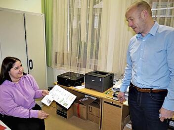 Neubürger bekommen künftig im Wirsberger Rathaus Gutscheine, die von der örtlichen Geschäftswelt gesponsert werden. Gamze Deniz vom Einwohnermeldeamt (links) ist für die Ausgabe der Gutscheine zuständig, rechts Bürgermeister Jochen Trier, der die Idee zu dieser Gutscheinaktion hatte.  Foto: Werner Reißaus