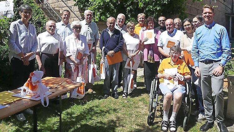 Auch die Jubilare für 40 beziehungsweise 41 und 42 Jahre Mitgliedschaft wurden durch die Vorsitzende Monika Geinzer geehrt, rechts Kaplan Tobias Löffler.