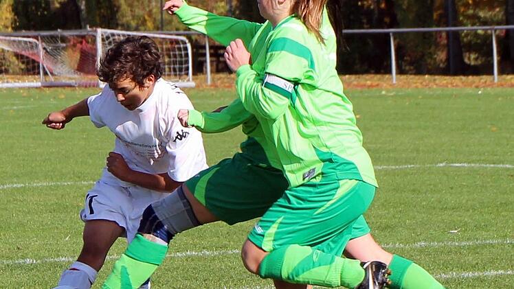 Der Schuss von Pearl Mantlik (FC Iphofen, links) bleibt am langen Bein von Emely Hölzer (JFG Saaletal) hängen. Deren Spielführerin Nina Reinhardt braucht nicht mehr einzugreifen.  Foto: Thomas
