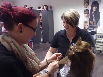 Auszubildende Michaela Lang (von links) und Friseurin Melanie Müller beteiligten sich an der Spendenaktion. Foto: privat