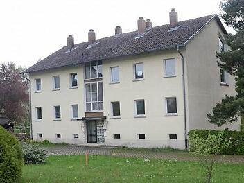 Dieses leer stehende Gebäude "Am Anger" in Pressig soll abgerissen werden und durch ein neues Sechsfamilienwohnhaus ersetzt werden. Das Gebäude soll ein Pultdach mit einer Erneuerbaren Energie- Anlage erhalten.  Foto: Karl-Heinz Hofmann