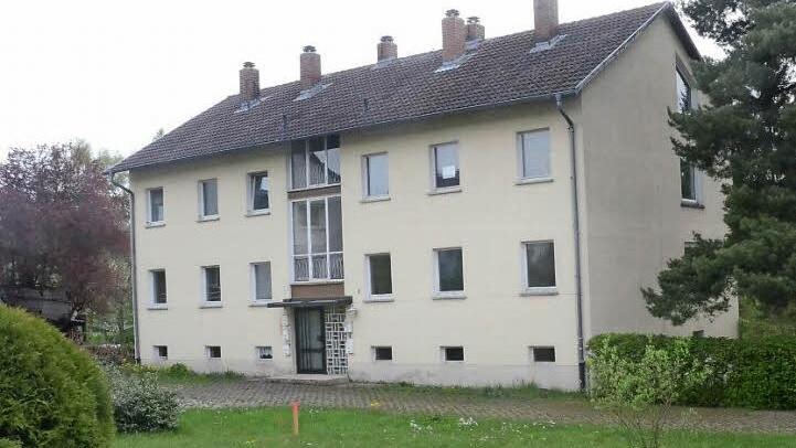 Dieses leer stehende Gebäude "Am Anger" in Pressig soll abgerissen werden und durch ein neues Sechsfamilienwohnhaus ersetzt werden. Das Gebäude soll ein Pultdach mit einer Erneuerbaren Energie- Anlage erhalten.  Foto: Karl-Heinz Hofmann