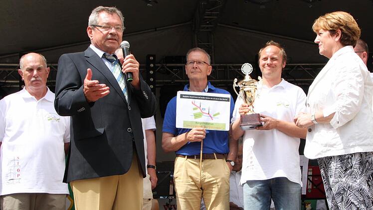 Stadtfest-Pokal: Hans Rohrmüller (2. v. l.), Vorsitzender der Forums, ehrt die Bürgerinitiative "Sinntal gegen die Stromtrasse". Foto: Ulrike Müller