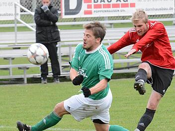 In Deckung: Beim Schuss des Fuchsstädters Tobias Bold (rechts) bleibt dem Riedenberger Max Schultheiss nur das Nachsehen. Foto: ssp