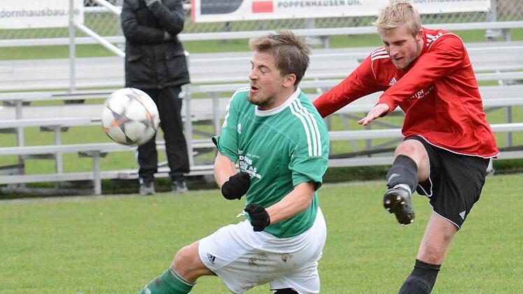 In Deckung: Beim Schuss des Fuchsstädters Tobias Bold (rechts) bleibt dem Riedenberger Max Schultheiss nur das Nachsehen. Foto: ssp