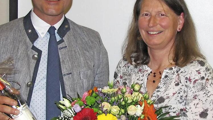 Ein Extralob des DAV-Coburg-Vorsitzenden Thomas Engel gab es für Heike Scheurer, die sich 28 Jahre als Schatzmeisterin des Vereins um dessen Finanzwesen gekümmert hatte.  Fotos: Martin Koch