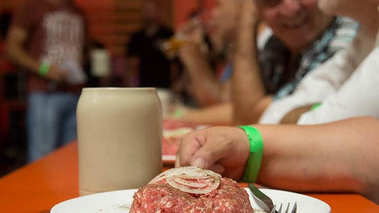 Nicht um die Wurst, sondern ums Hackfleisch ging es bei den Fleisch- und Wurstfreunden.Foto Walter Ulrich