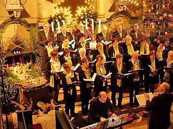 In der abgedunkelten Michaeliskirche boten die Sängerinnen und Sänger des Ludwigsstadter Gesangvereins festliche Klänge. Foto: Frank Ziener