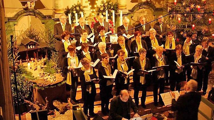 In der abgedunkelten Michaeliskirche boten die Sängerinnen und Sänger des Ludwigsstadter Gesangvereins festliche Klänge. Foto: Frank Ziener
