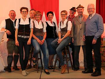 Zum Abschluss kamen die Akteure der "Mundart-Rallye" noch einmal alle in Wargolshausen zusammen: "Owanning", "Kaufmannsware", "Eustach und Gotthold" und Wilhelm Wolpert. Foto: Ansgar B&uuml;ttner