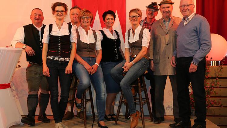 Zum Abschluss kamen die Akteure der "Mundart-Rallye" noch einmal alle in Wargolshausen zusammen: "Owanning", "Kaufmannsware", "Eustach und Gotthold" und Wilhelm Wolpert. Foto: Ansgar B&uuml;ttner