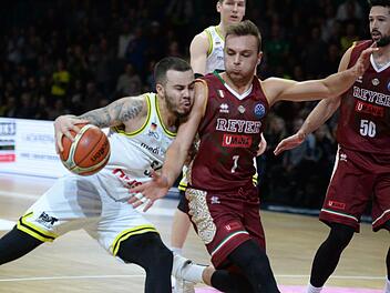 Medi-Topscorer Gabe York (am Ball) kämpft sich gegen Venedig-Spieler Stefano Tonut durch. Dem 89:81-Erfolg wollen die Bayreuther einen Sieg in Athen folgen lassen, um den zweiten Tabellenplatz der Champions League Gruppe C und damit eine gute Ausgangsposition für die Play-offs zu sichern.  Foto: Peter Mularczyk