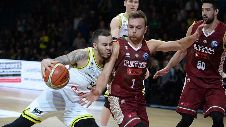 Medi-Topscorer Gabe York (am Ball) kämpft sich gegen Venedig-Spieler Stefano Tonut durch. Dem 89:81-Erfolg wollen die Bayreuther einen Sieg in Athen folgen lassen, um den zweiten Tabellenplatz der Champions League Gruppe C und damit eine gute Ausgangsposition für die Play-offs zu sichern.  Foto: Peter Mularczyk