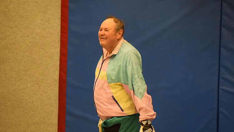 Dieter Brehm hat auch heute noch sichtlich Spaß am Fußballspielen. Foto: Daniela Pondelicek