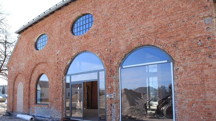 An dem alten sanierten Heizhaus bleibt die Backsteinfassade sichtbar.  Foto: Andreas Dorsch