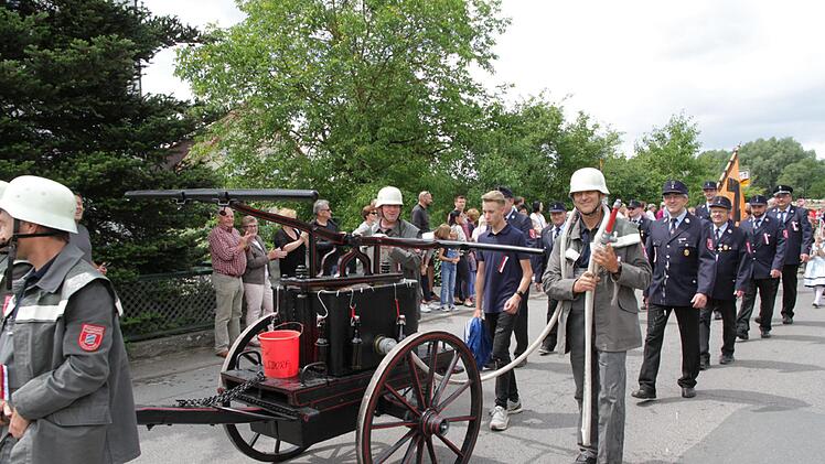 Der  Festzug in Schlammersdorf  Foto: Mathias Erlwein