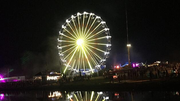 In Mittelfranken ist es bei einem Musikfestival zu einem tragischen Unfall gekommen: Ein Mann st&uuml;rzte aus einem Riesenrad mehrere Meter in die Tiefe.  Foto: Annika Seidel