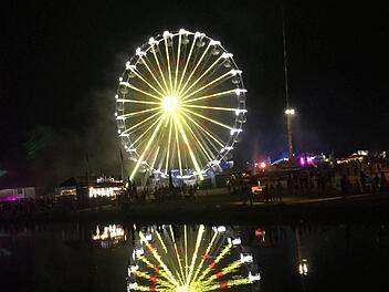 In Mittelfranken ist es bei einem Musikfestival zu einem tragischen Unfall gekommen: Ein Mann stürzte aus einem Riesenrad mehrere Meter in die Tiefe.  Foto: Annika Seidel