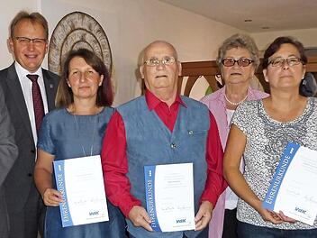 Im Bild (von links): stellvertretender Kreisvorsitzender Dieter Wolf, Bürgermeister Bernd Rebhan, neue stellvertretende Vorsitzende Daniela Geßlein, Hans Schnell, Kreisfrauen-Vertreterin Gisela Mertens, Kassiererin Sabine van der Luijt, Vorsitzende Veronika Wachter und Schriftführer Bernhard Kakoschke  Foto: Margit Bauer