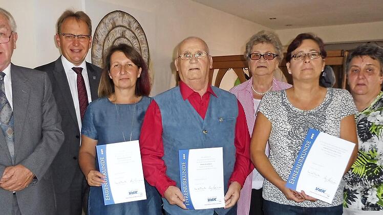 Im Bild (von links): stellvertretender Kreisvorsitzender Dieter Wolf, Bürgermeister Bernd Rebhan, neue stellvertretende Vorsitzende Daniela Geßlein, Hans Schnell, Kreisfrauen-Vertreterin Gisela Mertens, Kassiererin Sabine van der Luijt, Vorsitzende Veronika Wachter und Schriftführer Bernhard Kakoschke  Foto: Margit Bauer