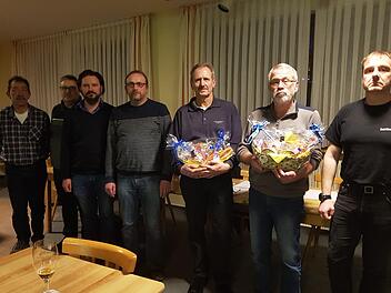 Neu gewählt, verabschiedet und geehrt wurde bei der Reservistenkameradschaft Großwenkheim: (von links) Rainer Werner (Kassier), Franz Mölter (stellvertretender Vorsitzender), Carsten Klein (gleichberechtigter Vorsitzender), Christoph Schlembach  (gleichberechtigter Vorsitzender), Heribert Geßner (scheidender langjähriger Vorsitzender), Günther Geßner (scheidender stellvertretender Vorsitzender) und Rainer Fries (Schriftführer). Foto:     Richard Schleier