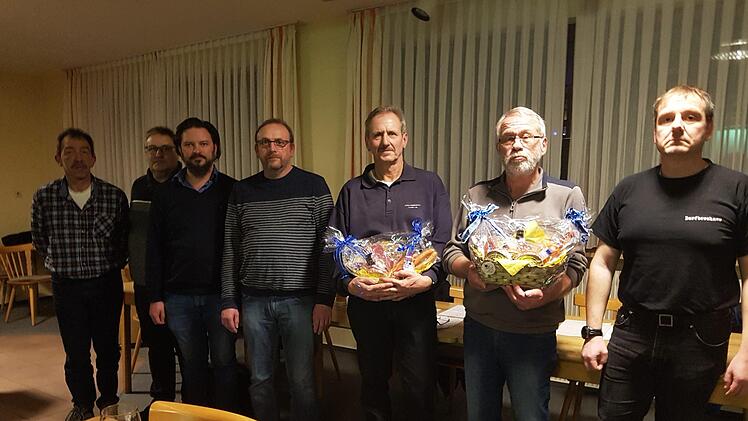 Neu gewählt, verabschiedet und geehrt wurde bei der Reservistenkameradschaft Großwenkheim: (von links) Rainer Werner (Kassier), Franz Mölter (stellvertretender Vorsitzender), Carsten Klein (gleichberechtigter Vorsitzender), Christoph Schlembach  (gleichberechtigter Vorsitzender), Heribert Geßner (scheidender langjähriger Vorsitzender), Günther Geßner (scheidender stellvertretender Vorsitzender) und Rainer Fries (Schriftführer). Foto:     Richard Schleier