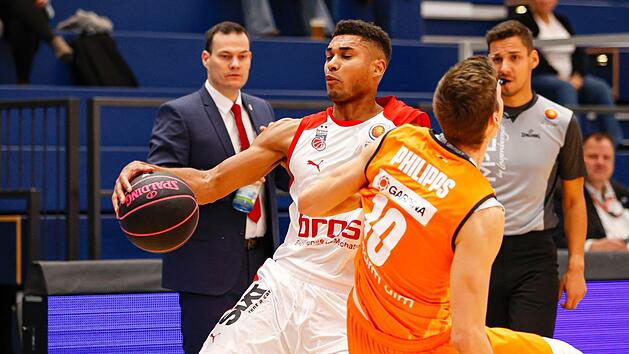 "Einen Spieler, der so unglaublich schlecht ist, kann ich nicht gebrauchen", sagte Brose-Trainer Johan Roijakkers (im Hintergrund) &uuml;ber Kenneth Ogbe (Mitte) am Sonntag. Der trug zu Saisonbeginn noch mit zehn Punkten und vier Rebounds zum 74:65-Sieg im Pokalspiel &uuml;ber Ulm mit Christoph Philipps bei. Foto: Daniel L&ouml;b