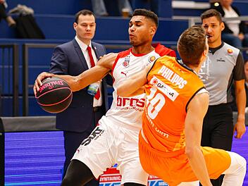 "Einen Spieler, der so unglaublich schlecht ist, kann ich nicht gebrauchen", sagte Brose-Trainer Johan Roijakkers (im Hintergrund) über Kenneth Ogbe (Mitte) am Sonntag. Der trug zu Saisonbeginn noch mit zehn Punkten und vier Rebounds zum 74:65-Sieg im Pokalspiel über Ulm mit Christoph Philipps bei. Foto: Daniel Löb