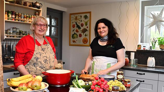 Janet Emig (links) und Martina Kl&uuml;ber-Wibelitz, Organisatorinnen der Rh&ouml;nschaf-Genie&szlig;erwochen und Kochbuch-Initiatorinnen.