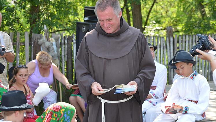 Wie seit vielen Jahren wird die vom Franziskanerpater Bötje Csaba (im Bild) gegründete Stiftung "Heiliger St. Franziskus" in Deva unterstützt, die Kinderheime, Wohngruppen und Ausbildungsstätten in Siebenbürgen unterhält.