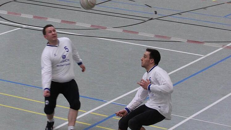 Michael Kempe und Michael Bischoff (TVS) bereiten einen Angriff vor. Foto: Gerd Ludwig