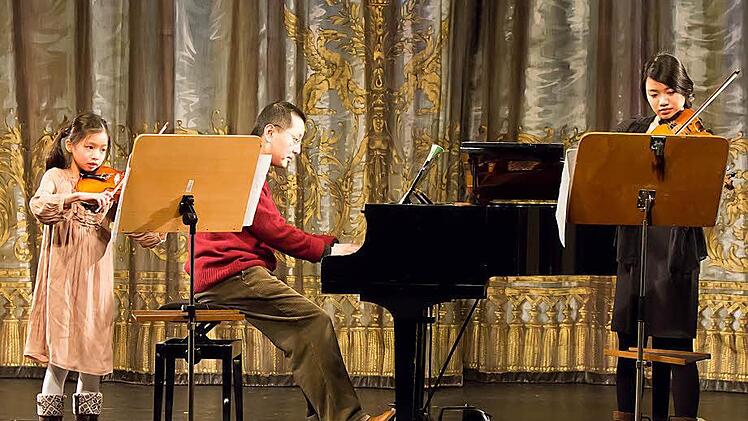 Duong Thao Mi und Duong Lucy Minh An (links)