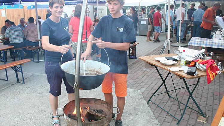 Rehragout über dem offenen Feuer: Annette Franke-Merkel und Valentin Ruff ließen nichts anbrennen. Foto: Evi Seeger