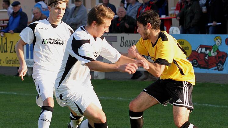 Der Sander Dinis Ribeiro (rechts) wird gleich von zwei Gästespielern auf der linken Bahn abgeblockt. Foto: Günther Geiling