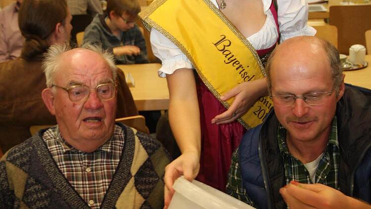 Franziska I beim Losverkauf