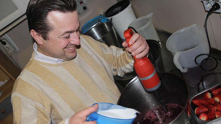 Eiskalte Sache: Erst mixt Zulla Zucker, Bindemittel, Wasser und Fruchtmus, dann gibt er das Ganze in die Eismaschine und nach nicht einmal einer Viertelstunde schlängelt sich cremiges Fruchteis ans Tageslicht. Foto: Diana Fuchs