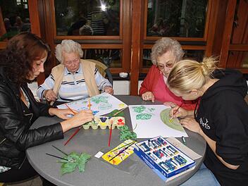 Tina Katholing, Elfriede Müller, Marianne Kriegel und Hannah Ebert hatten viel Spaß beim Malen. Foto: Schülein