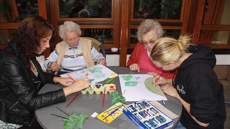 Tina Katholing, Elfriede Müller, Marianne Kriegel und Hannah Ebert hatten viel Spaß beim Malen. Foto: Schülein